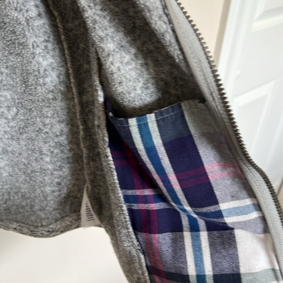 Jacket, zip up; snaps at collar - Picture 8 of 9